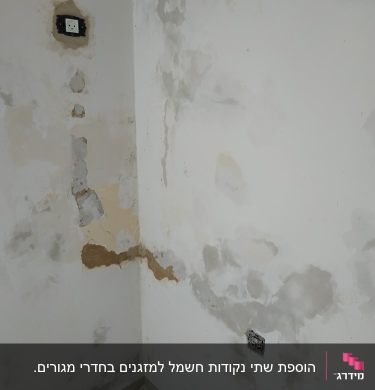 שקע חשמל בקיר עם טיח מתקלף